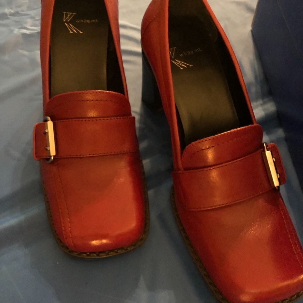 White Mountain Red Pumps